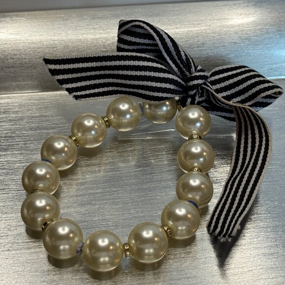 🌼 Vintage-Inspired Pearl Stretch Bracelet w/ Striped Ribbon Bow - Picture 3 of 3